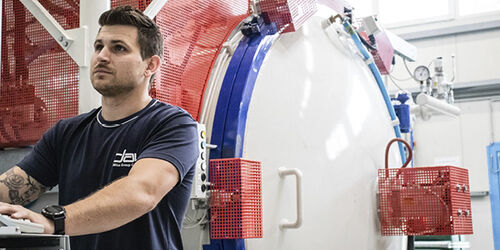 Mitarbeiter vor Vakuumlötofen